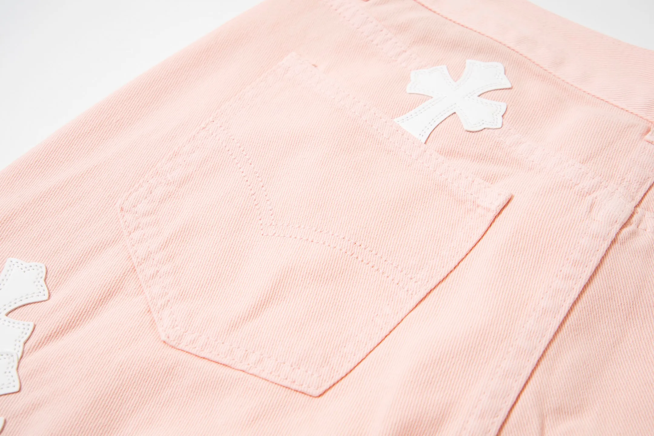 P270 Chrome hearts | CH Chrome hearts Limited edition cherry blossom pink leather jeans for girls. Charming dopamine personality jeans. Indispensable for fashionistas. The same model for celebrities. A model touted by many bloggers. This new pair of pants is perfect in terms of shape and upper body. It is no exaggeration to say that making a pair of jeans is equivalent to making 20 short-sleeved jeans. The fabric is made of high-quality imported denim. It has a unique high-end texture. I am very satisfied with it after washing and proofing several times. Style number: 1730# Color: Sakura pink Size: 28 30 32 34